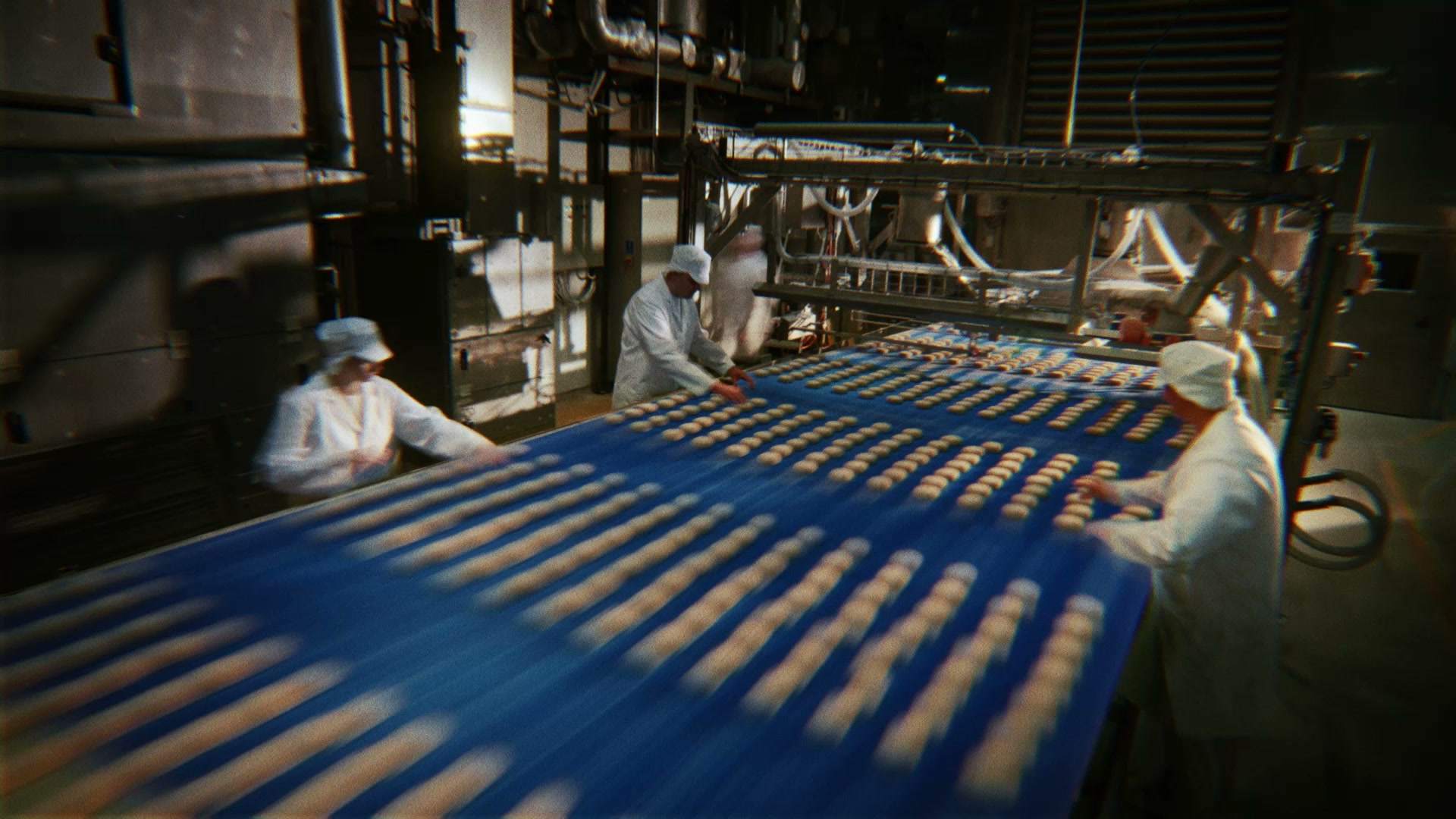 Wypiek bułek na linii produkcyjnej w piekarni to proces wymagający dokładności i doświadczenia