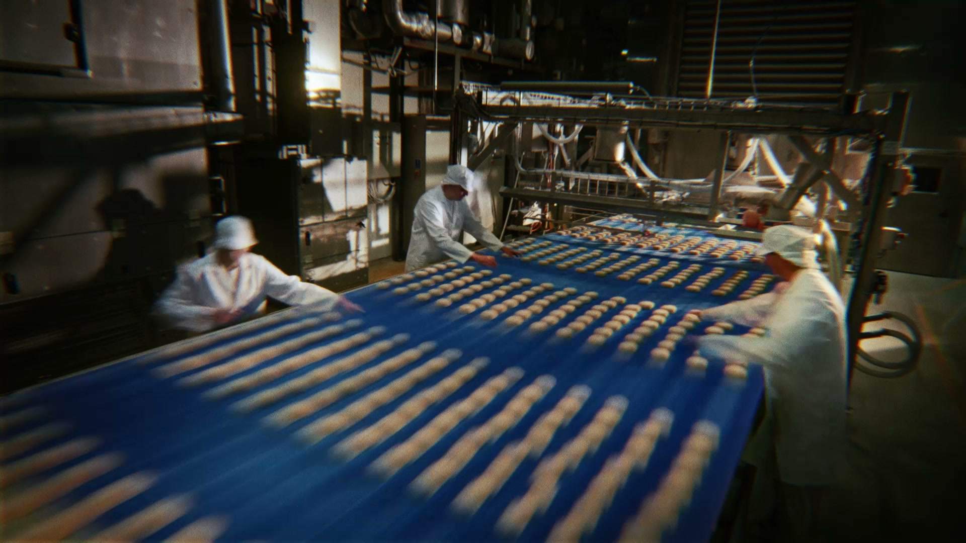 Wypiek bułek na linii produkcyjnej w piekarni to proces wymagający dokładności i doświadczenia