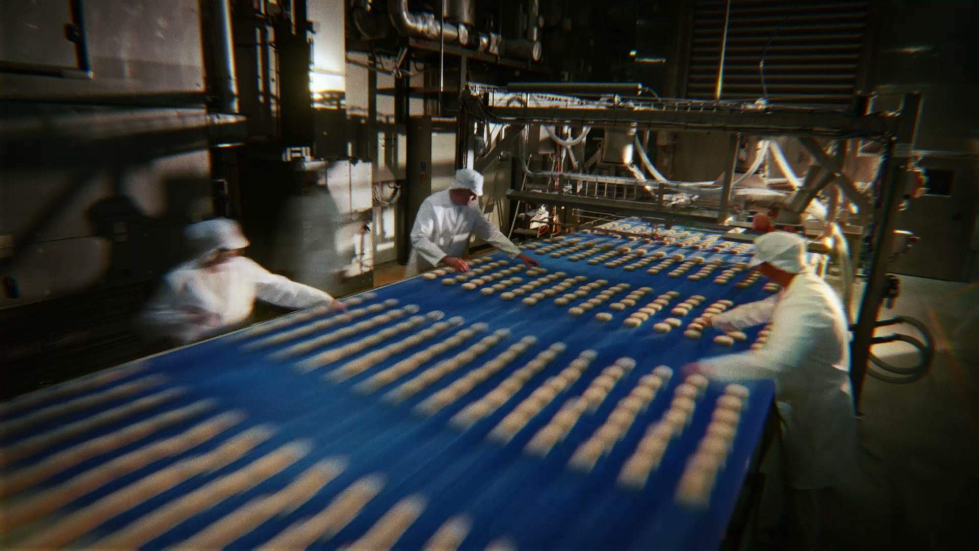 Wypiek bułek na linii produkcyjnej w piekarni to proces wymagający dokładności i doświadczenia