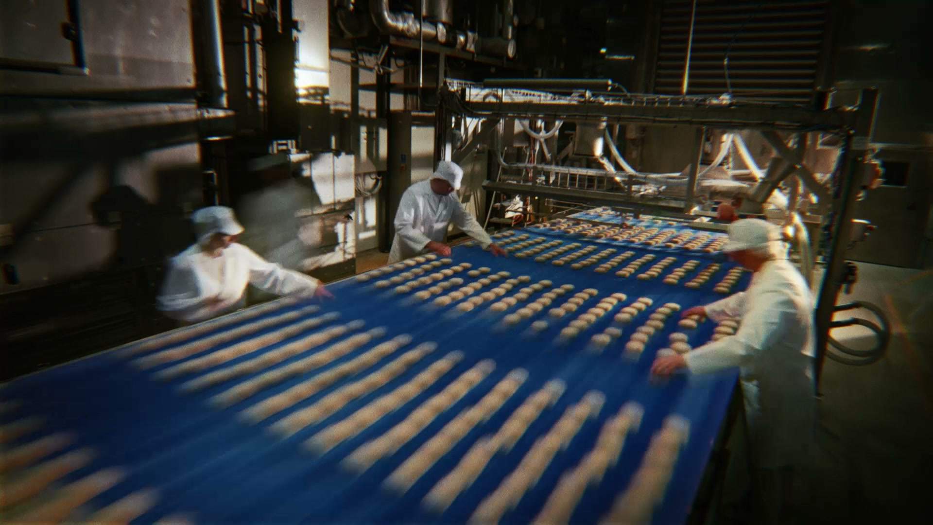 Wypiek bułek na linii produkcyjnej w piekarni to proces wymagający dokładności i doświadczenia