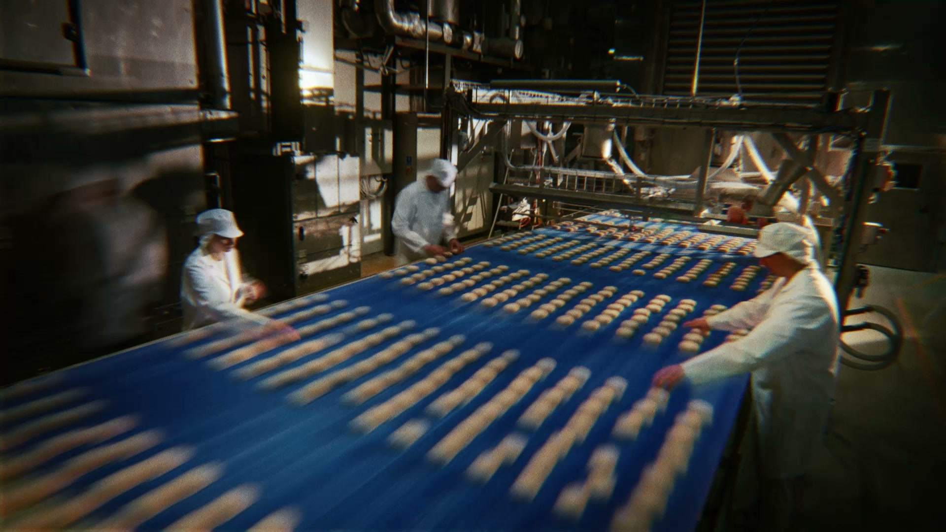 Wypiek bułek na linii produkcyjnej w piekarni to proces wymagający dokładności i doświadczenia