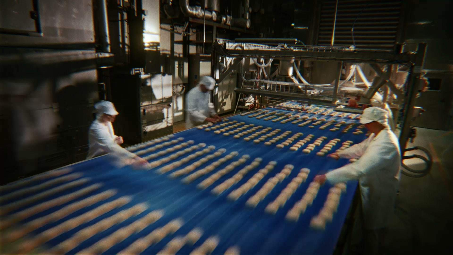 Wypiek bułek na linii produkcyjnej w piekarni to proces wymagający dokładności i doświadczenia