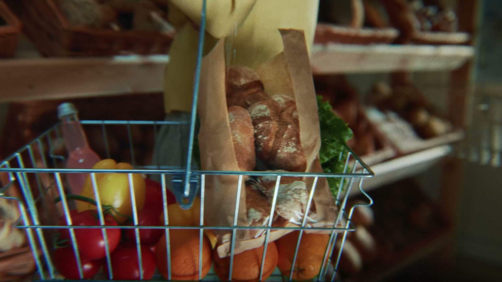 Pieczywo w koszyku na zakupach - dobry chleb ma krótki i prosty skład